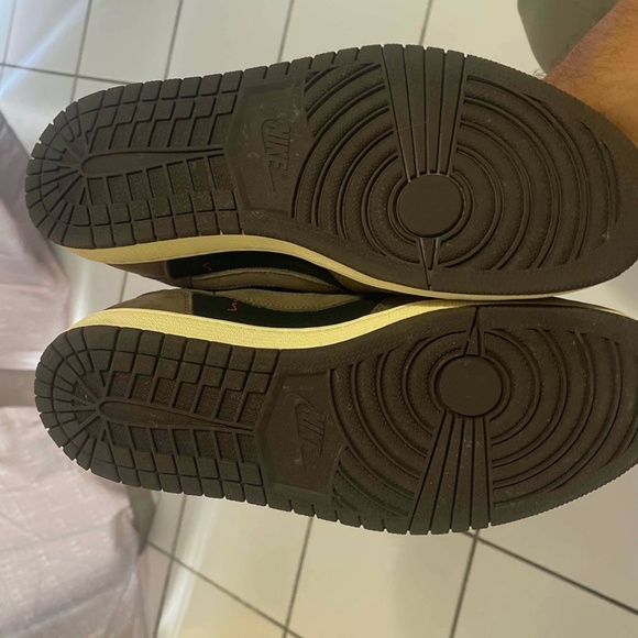 Travis Scott Jordan 1 Low Mocha - Picture 6 of 8